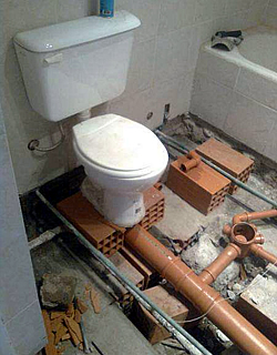 Instalación de cañerías y artefactos en un baño